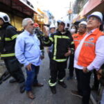 Edmilson Rodrigues visita área em que houve um incêndio no centro comercial de Belém.