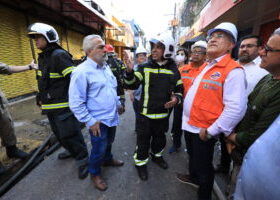 Edmilson Rodrigues visita área em que houve um incêndio no centro comercial de Belém.